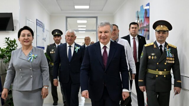 Шавкат Мирзиёев навестил ветеранов в военном госпитале
