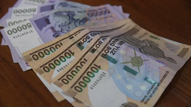Купюры номиналом 100 тысяч сумов стали самыми ходовыми в Узбекистане