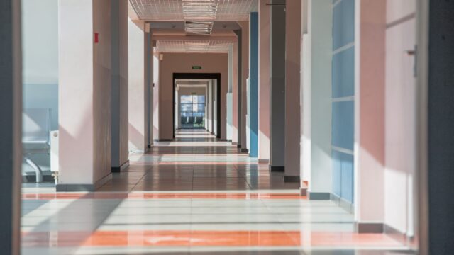 Toshkentda universitet hududida kursdoshiga nisbatan shahvoniy shilqimlik qilgan talaba jazolandi