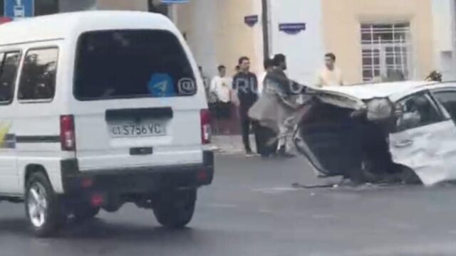 Bodomzor chorrahasida KIA bilan to‘qnashgan Lacetti bo‘laklarga bo‘linib ketdi