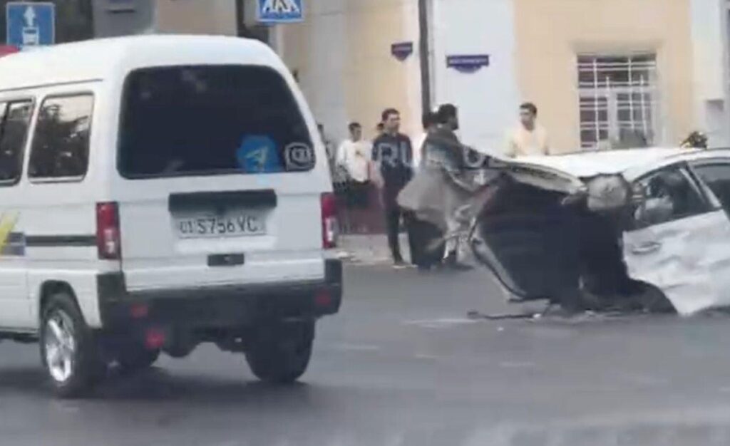 Bodomzor chorrahasida KIA bilan to‘qnashgan Lacetti bo‘laklarga bo‘linib ketdi