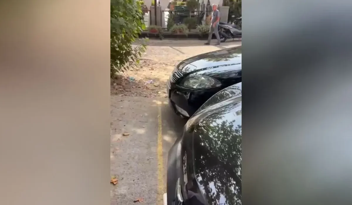 «Мне стыдно не будет, я живу в своём Ташкенте»: водительница заблокировала тротуар и ответила на замечание пешехода