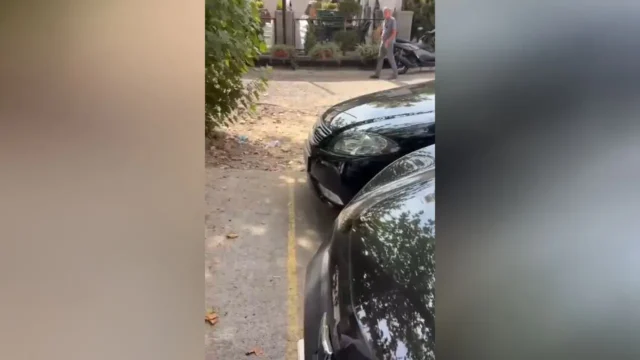 «Мне стыдно не будет, я живу в своём Ташкенте»: водительница заблокировала тротуар и ответила на замечание пешехода