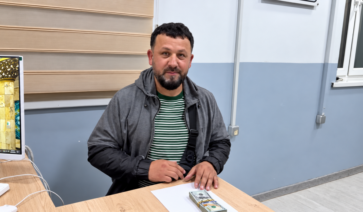 10 000 долларов нашли в метро Ташкента и вернули казахстанцу