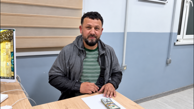 10 000 долларов нашли в метро Ташкента и вернули казахстанцу